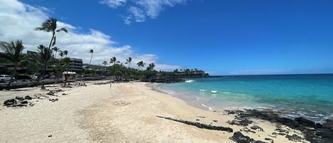 Playa en los alrededores y toallas de playa