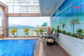Outdoor pool, open 6:00 AM to 8:00 PM, pool loungers