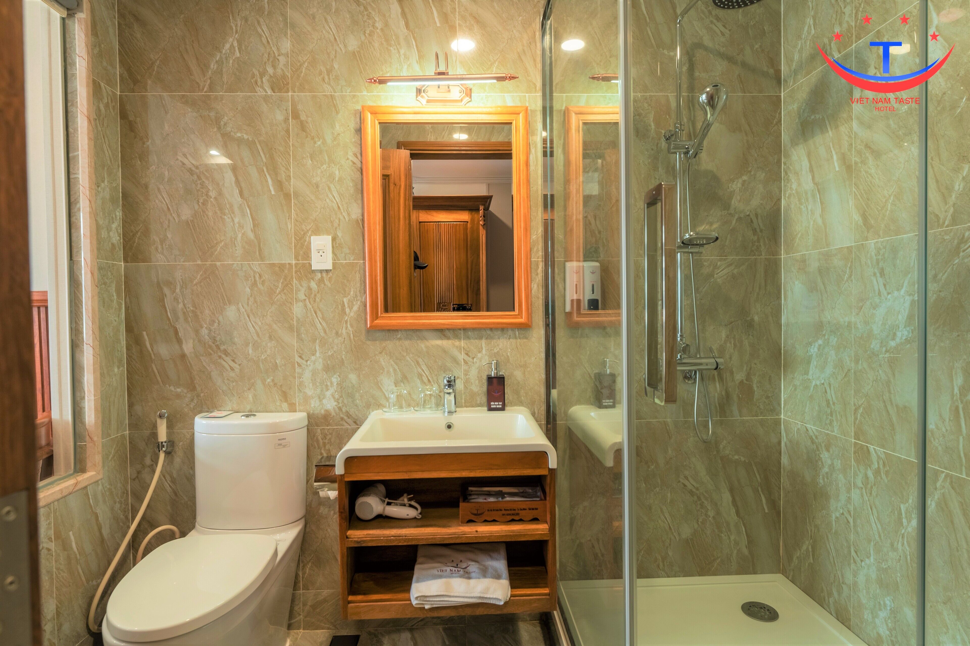 Een badkamer met toilet, wastafel en douche.