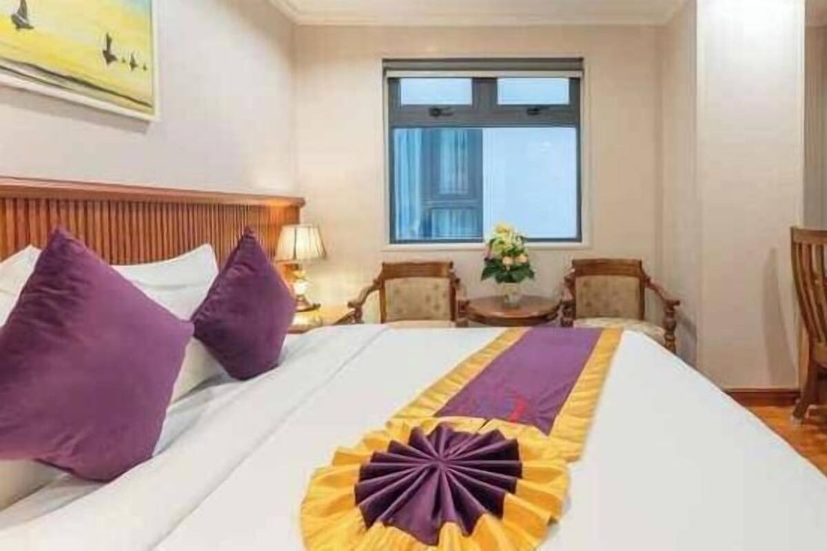 Minibar với thức ăn, đồ uống miễn phí, két bảo mật tại phòng, bàn 