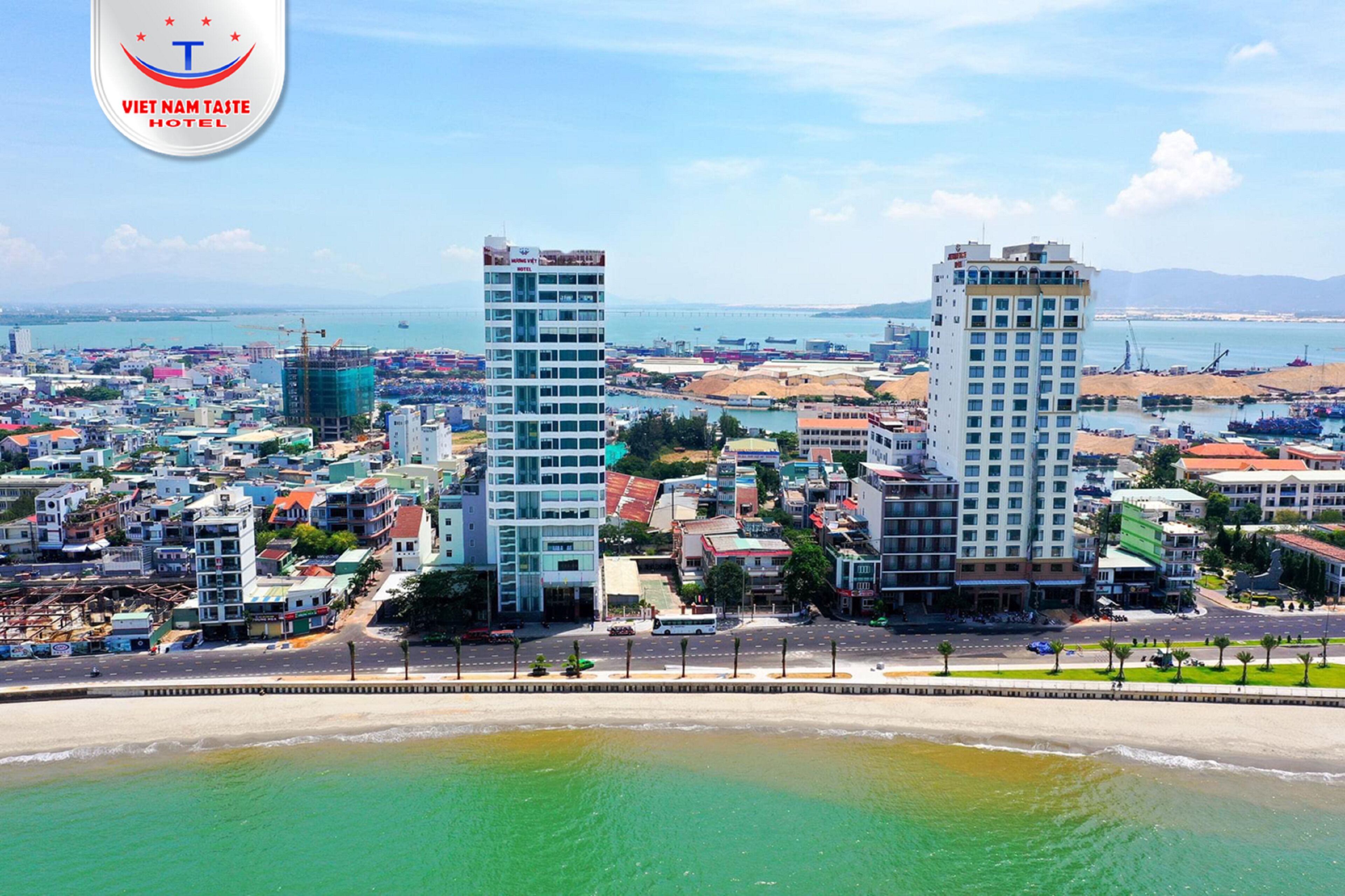 Un paisaje urbano costero con edificios modernos, una playa y una vista despejada del mar.