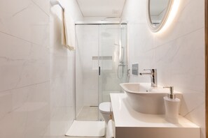 Combined shower/bathtub, towels - Correeira Luxury Residence T2 L - Albufeira, Pools, Wifi, Bbq, Beach (Albufeira)