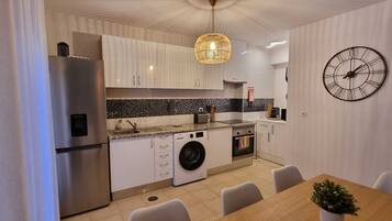 Geladeira, micro-ondas, fogão, cooktop