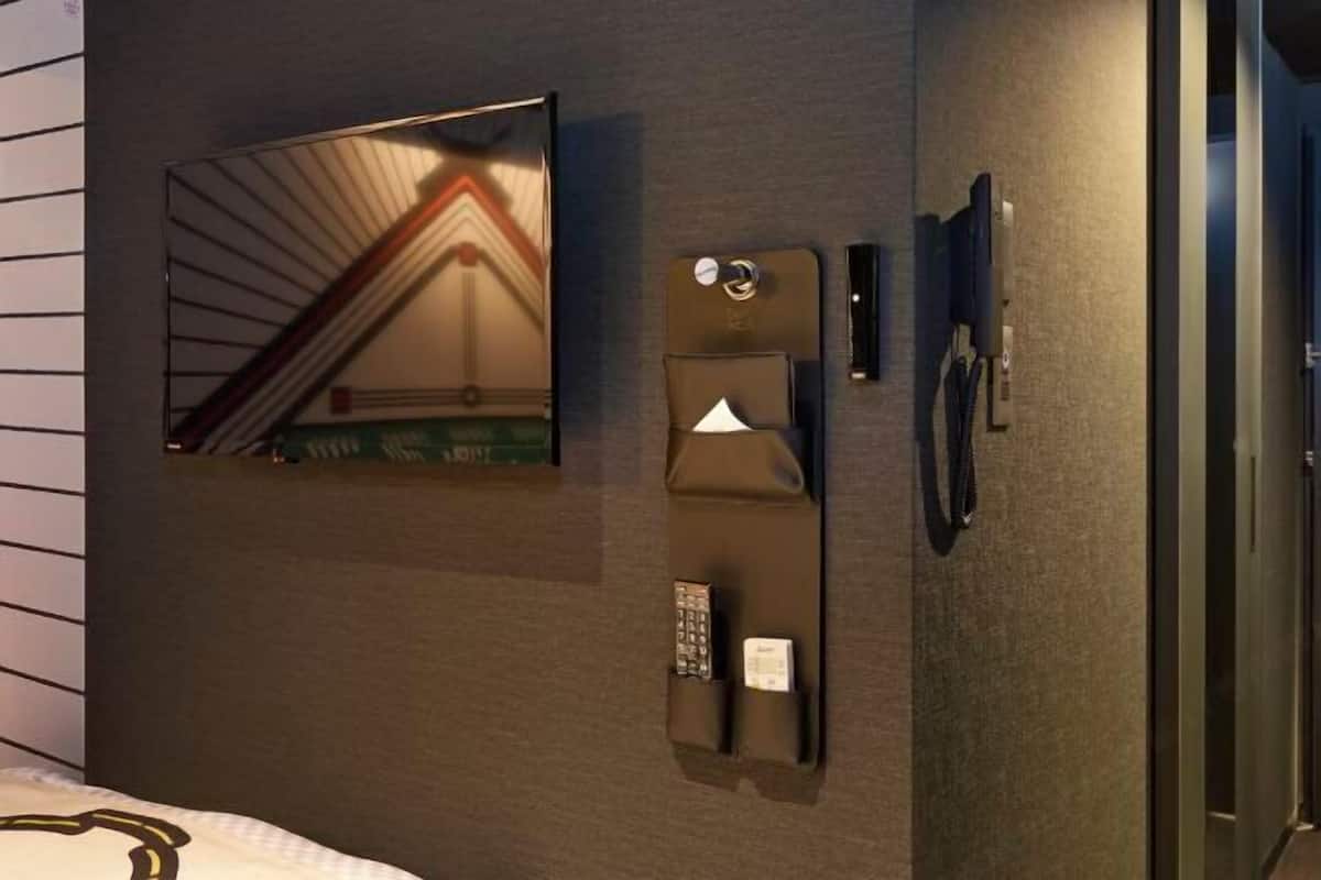 Individually decorated, iron/ironing board, free WiFi, bed sheets