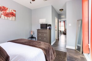 2 habitaciones, escritorio, tabla de planchar con plancha y wifi gratis 