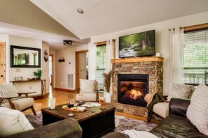 Älytelevisio, takka, videopelejä, DVD-soitin