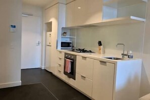 Refrigerador, microondas, horno y parrilla de estufa