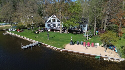
Large Lakehouse w Private Frontage+Beach~Hot Tub~Tiki Hut~Game Rm~Gym~Dogs OK!