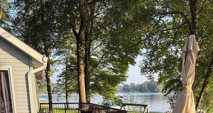 Large Lakehouse w Private Beach~Hot Tub~Tiki Hut~Game Rm~Gym~Mini-Golf~Dogs OK!