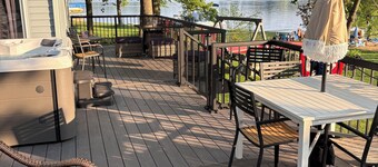 Large Lakehouse w Private Beach~Hot Tub~Tiki Hut~Game Rm~Gym~Mini-Golf~Dogs OK!