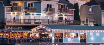 
Large Lakehouse~Pet Friendly+Private Beach+Hot Tub+Game Rm+Tiki Hut+Gym=FUN!