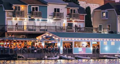 Large Lakehouse~Pet Friendly+Private Beach+Hot Tub+Game Rm+Tiki Hut+Gym=FUN!