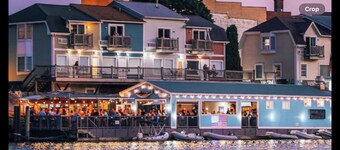 
Large Lakehouse~Pet Friendly+Private Beach+Hot Tub+Game Rm+Tiki Hut+Gym=FUN!