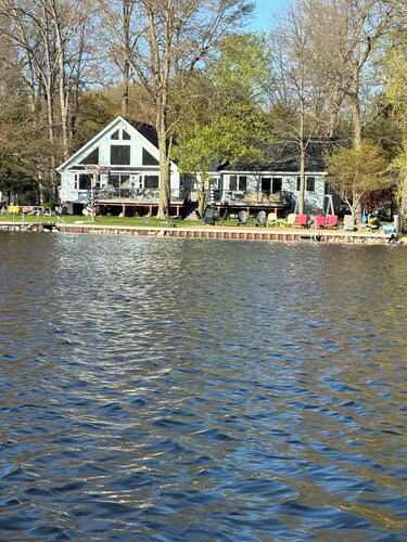 
Luxury House w 161 ft Lake Frontage+Beach~Hot Tub~Tiki Hut~Game Rm~Gym~Dogs OK!