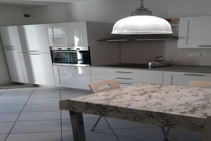 Fridge, oven, stovetop, cookware/dishes/utensils