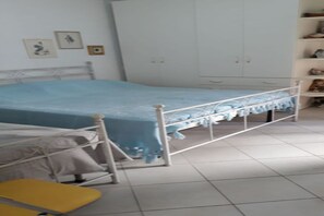 1 bedroom, bed sheets