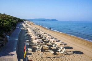 靠近海滩、沙滩椅