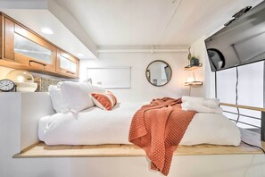 1 slaapkamer, een bureau, een laptopwerkplek