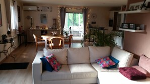 Télévision, lecteur de DVD, livres