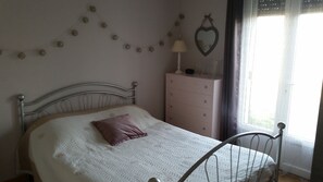 2 bedrooms, iron/ironing board, travel cot, WiFi