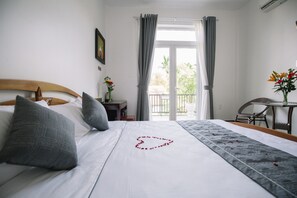 Deluxe Double or Twin Room | Premium bedding, memory-foam beds, minibar, desk - Van's Serene Garden Homestay (Hue)