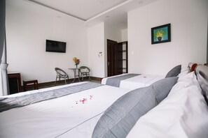 Deluxe fyrbäddsrum | Sängtillbehör av högsta kvalitet, memory foam-madrasser och minibar
