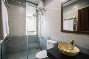 Deluxe Double or Twin Room | Bathroom | Shower, hydromassage showerhead, free toiletries, hair dryer - Van's Serene Garden Homestay (Hue)