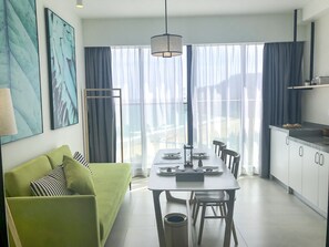 Mini-fridge, paper towels - LUO YUE HOTEL (Yangjiang)