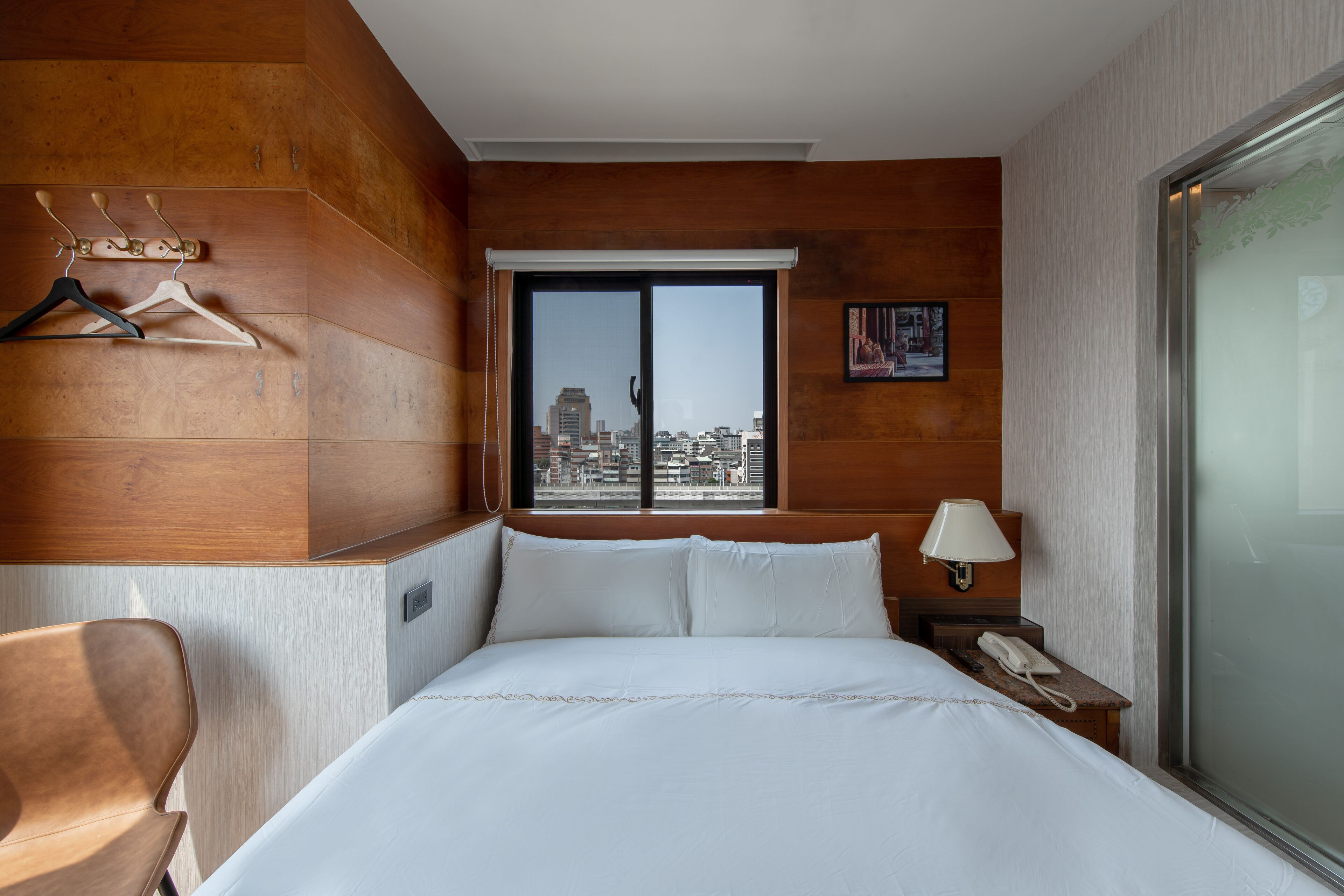 Habitación doble Prestigio | Escritorio, espacio para trabajar con laptop y cortinas blackout 