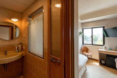 Doppia Standard | Una scrivania, postazione laptop, tende oscuranti, Wi-Fi gratuito