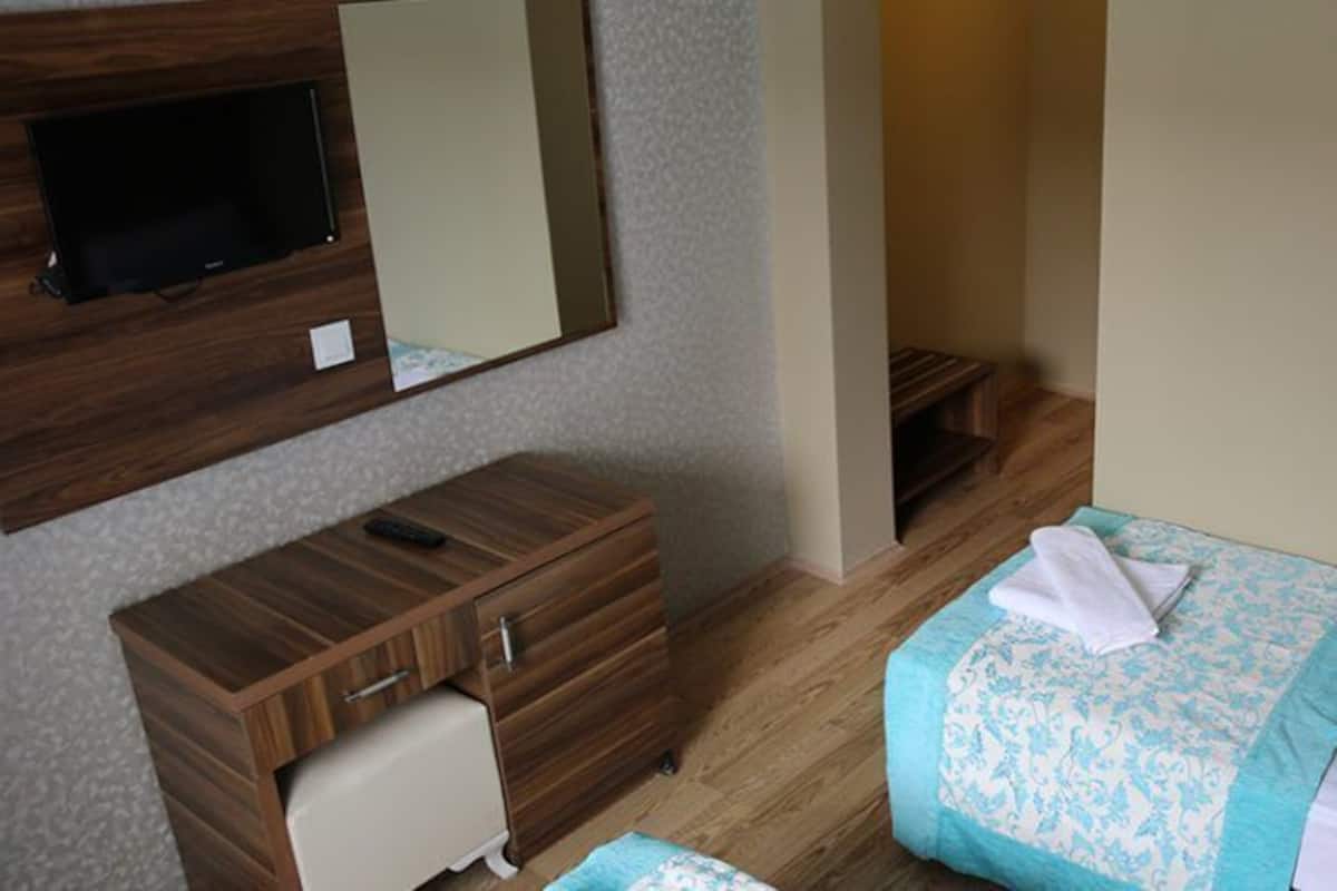 Classic Double or Twin Room | In-room safe, bed sheets