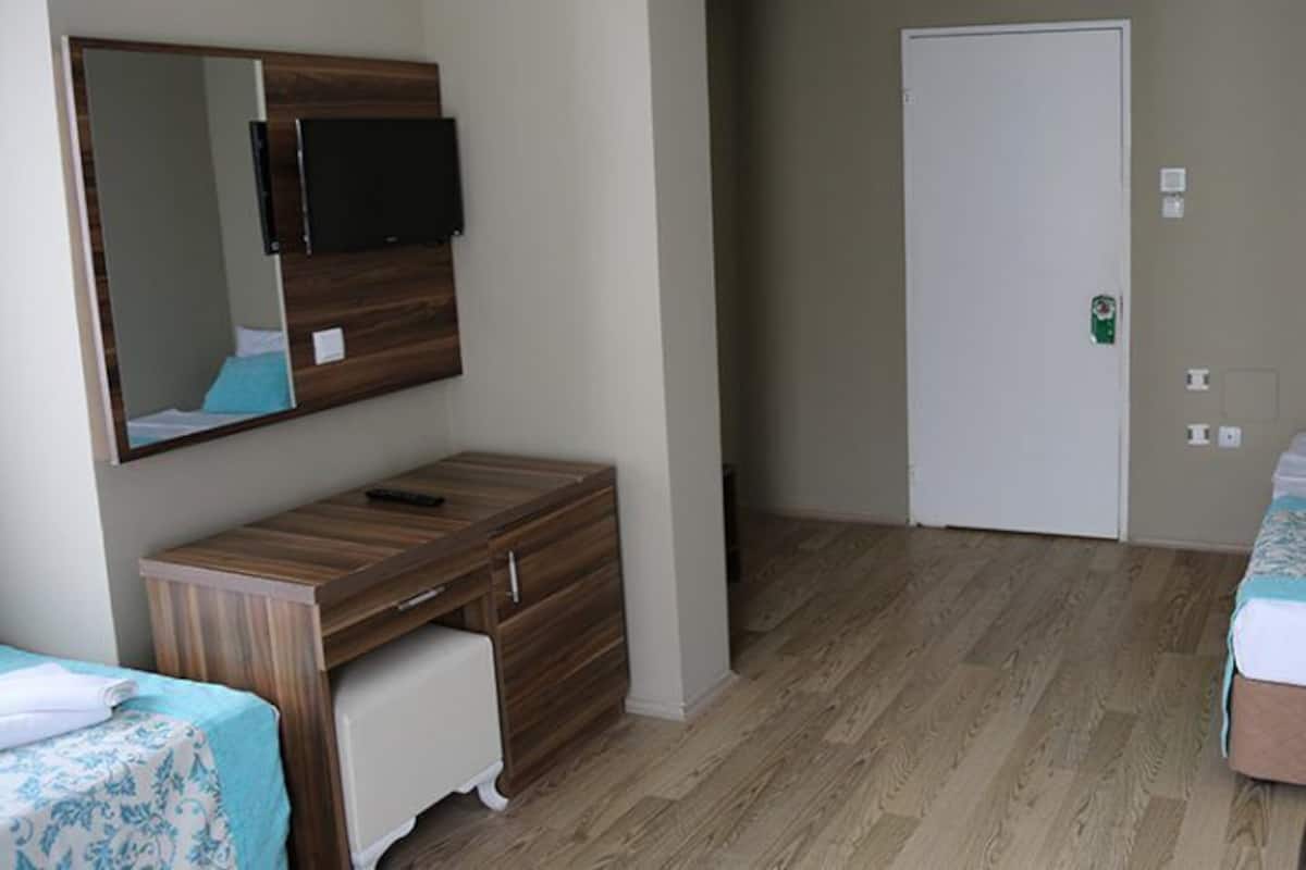 Classic Triple Room | In-room safe, bed sheets