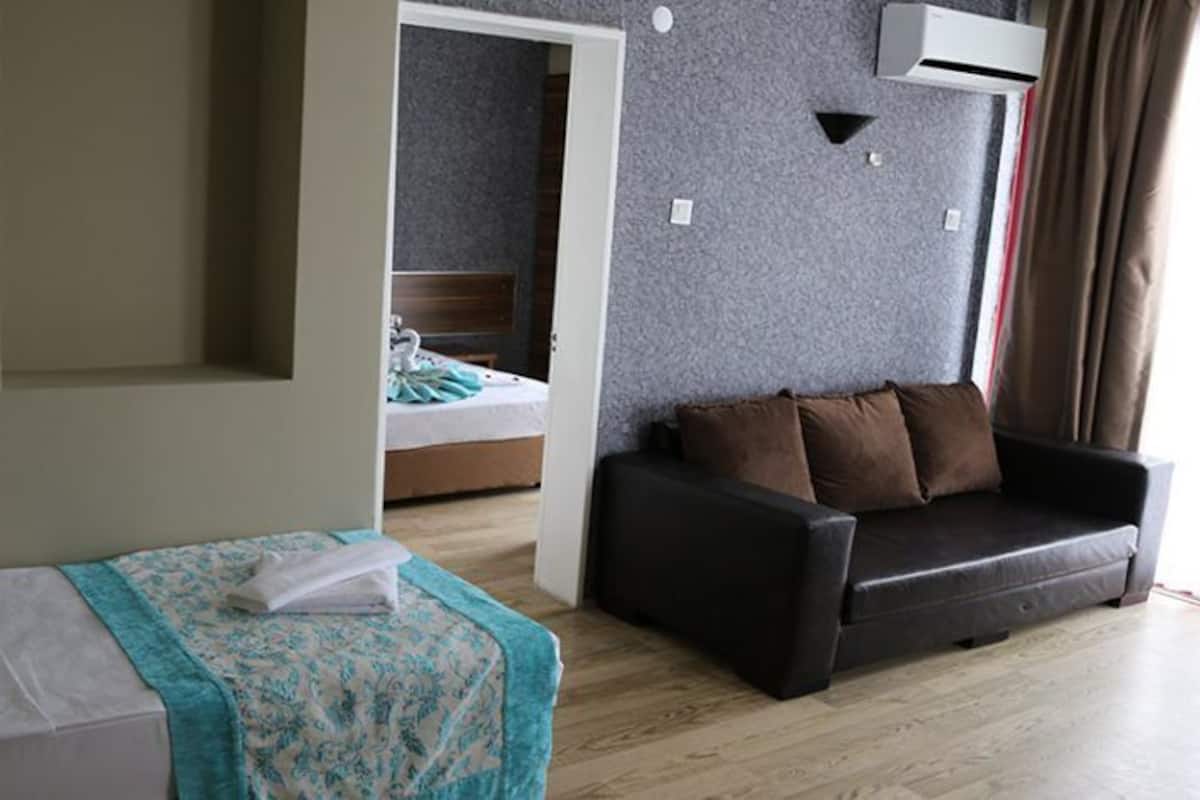 Classic Quadruple Room | In-room safe, bed sheets