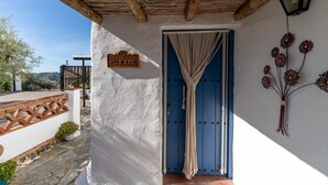 L'ingresso di una villa con una porta blu, una targa che riporta 'VILLA AZUL' e una tenda in macramè.