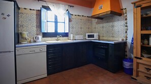 Frigorifero, microonde, piano cottura, lavastoviglie