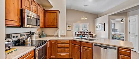 Kjøleskap, mikrobølgeovn, ovn og kokeplater