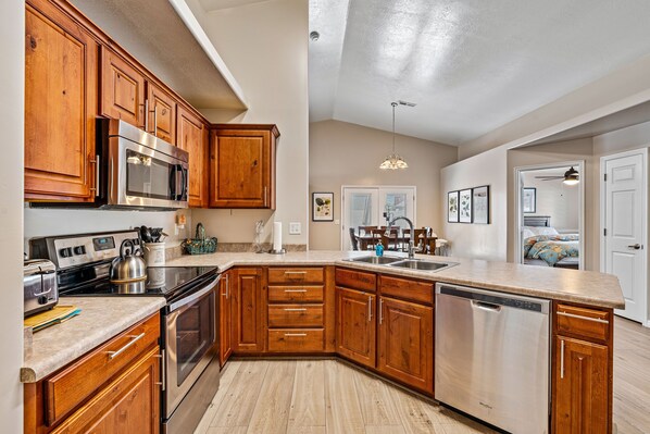 Køleskab, mikrobølgeovn, ovn, kogeplade