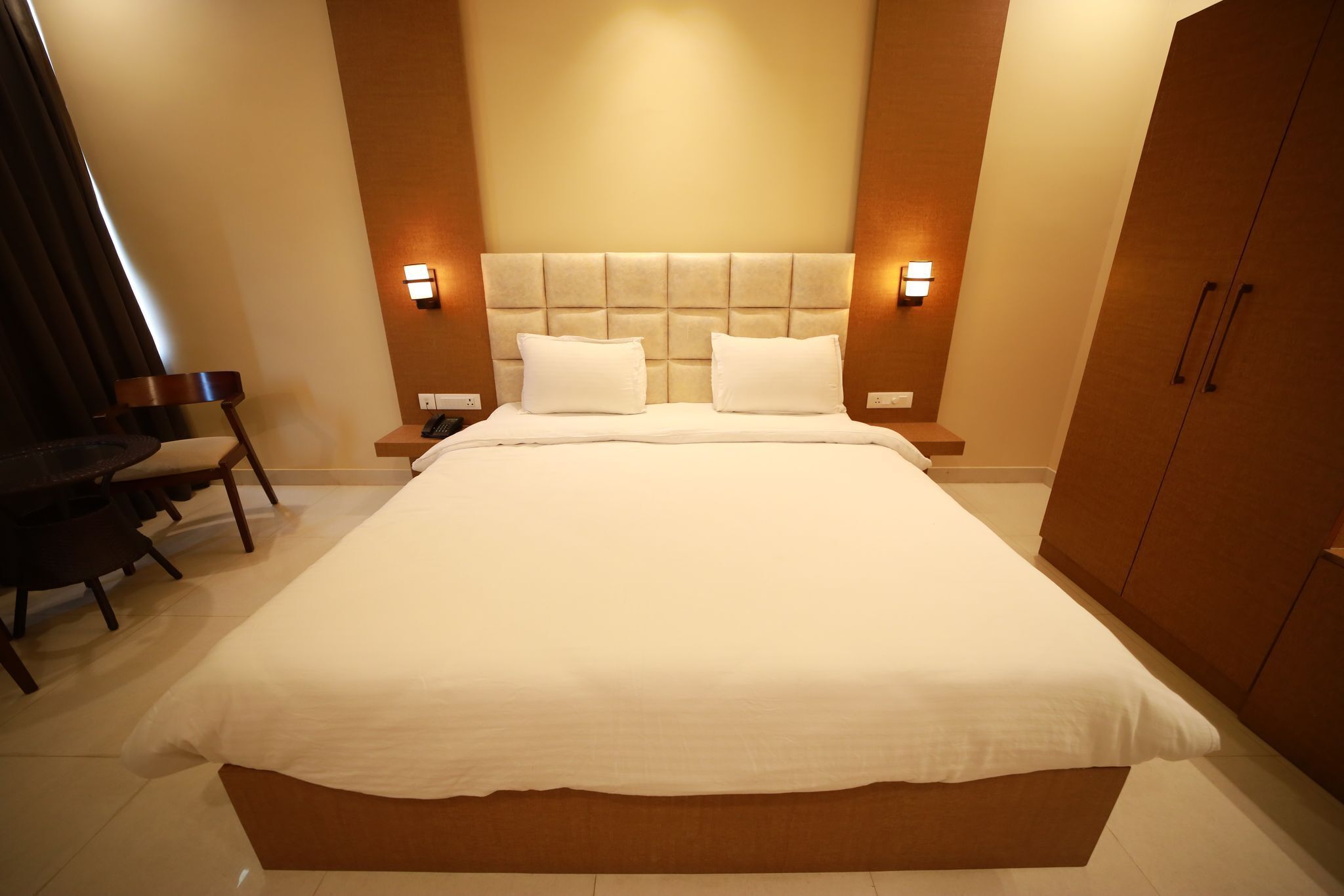 deluxe double room | free wifi, bed sheets
