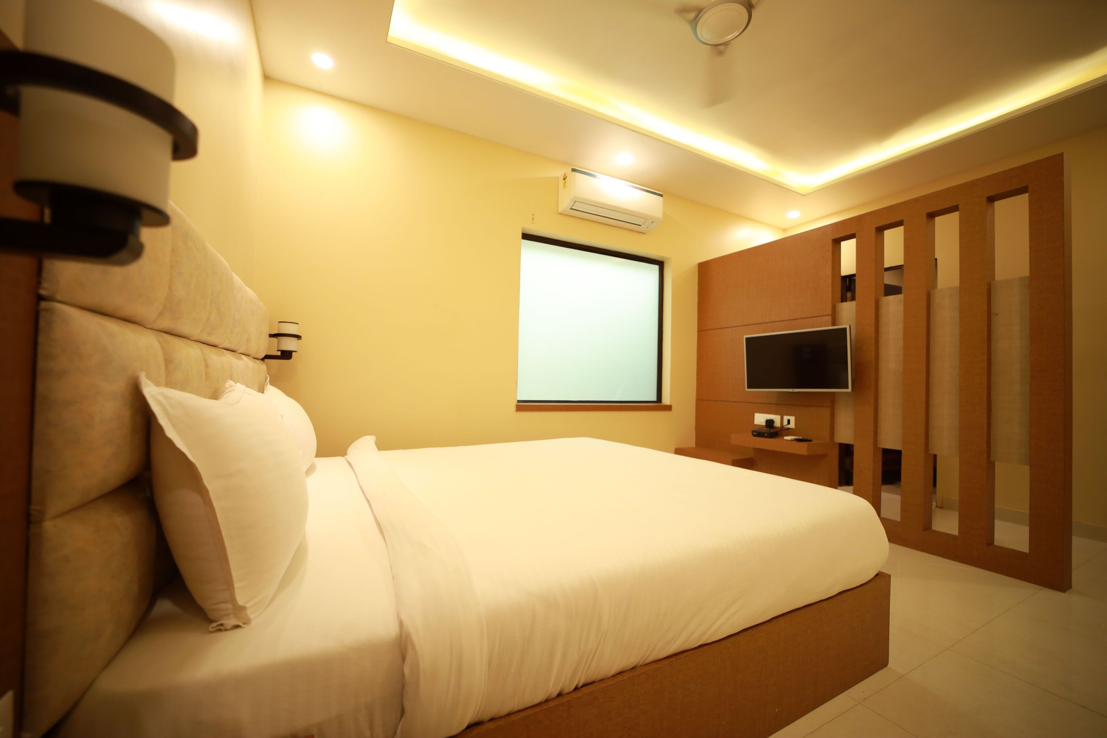 deluxe double room | free wifi, bed sheets