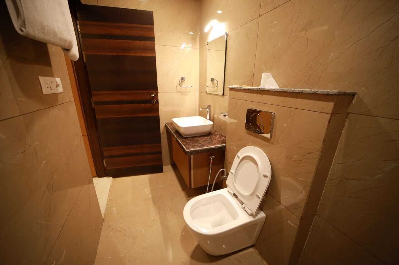 shower, rainfall showerhead, free toiletries, towels