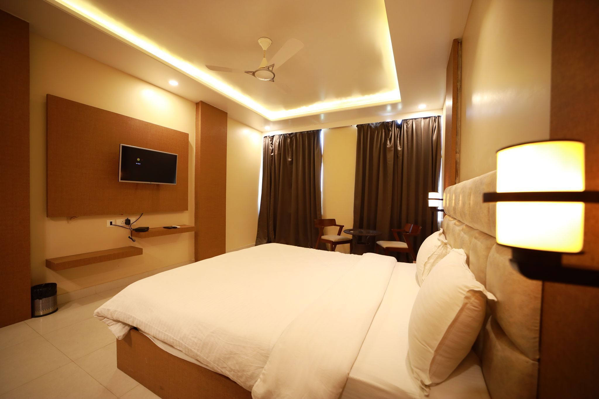 deluxe double room | free wifi, bed sheets
