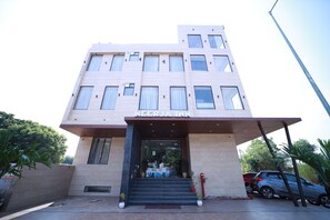Front of property - Hotel Neerja Inn (Jaipur)