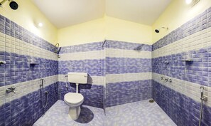 Deluxe-værelse | Badeværelse | Bruser, gratis toiletartikler, håndklæder, Sæbe