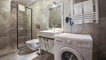 Suite Standard, 1 grand lit | Salle de bain | Articles de toilette de luxe, sèche-cheveux, chaussons, bidet
