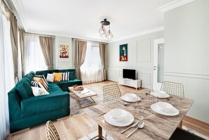 Superior-Apartment, 1 Schlafzimmer | Essbereich im Zimmer