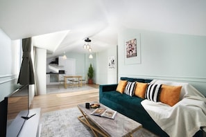 Apartment, 1 Schlafzimmer | Wohnbereich | 106-Zoll-LED-Fernseher mit Kabelempfang, Fernseher