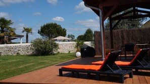 Outdoor dining - CHARMING GITE in Bordeaux country, luxury services, swimming pool, wooded park  (Cartelègue)