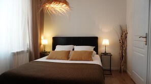 3 habitaciones, escritorio y tabla de planchar con plancha 