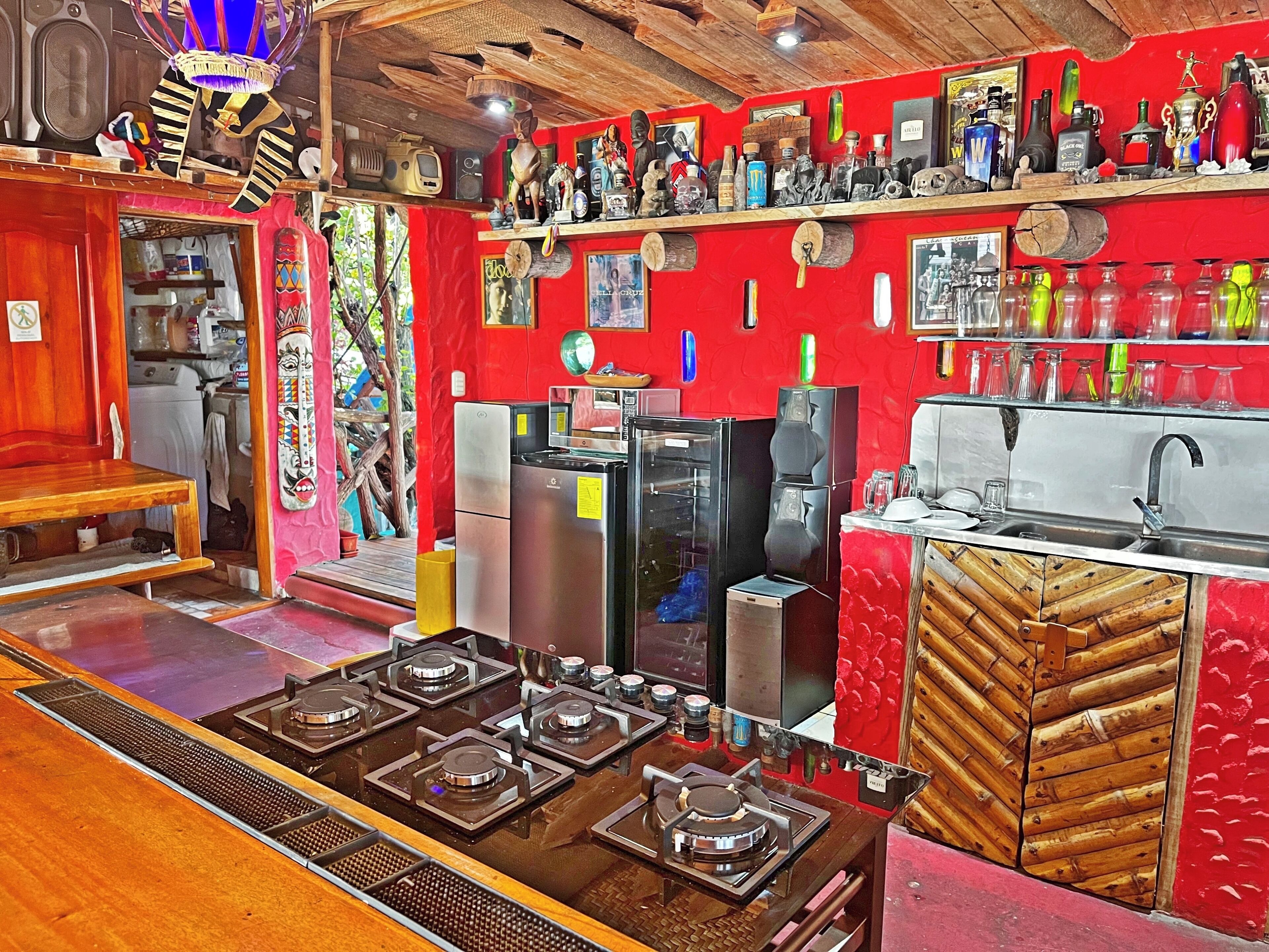 Kjøleskap, mikrobølgeovn, kaffetrakter/tekoker og brødrister