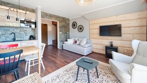 Um espaço moderno para viver, com cozinha, área de refeições e zona de estar.